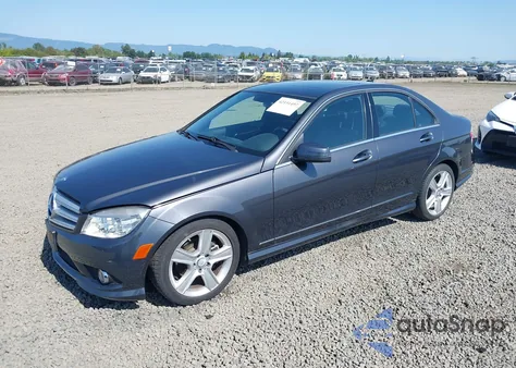 2010 Mercedes-Benz C 300 Luxury 4Matic/Sport 4Matic z USA, uszkodzony, nr VIN WDDGF8BB4AR107842